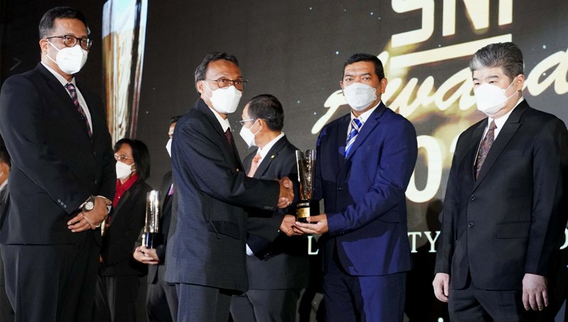 Konsisten Menjaga Standarisasi Nasional Layanan, IPC TPK Dapat Penghargaan SNI Award