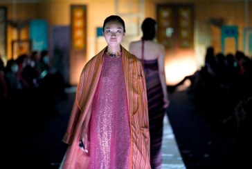 Berkolaborasi dengan Lakon Indonesia, SMESCO Gelar Fashion Show