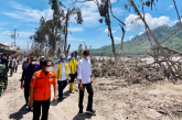 Tinjau Lokasi Erupsi Gunung Semeru di Lumajang, Jokowi Pastikan Penanganan Bencana Berjalan Baik