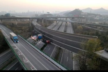 Jalan Tol Layang China Ambruk: Truk Pecah, Mobil Hancur