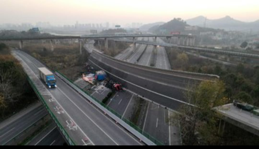 Jalan Tol Layang China Ambruk: Truk Pecah, Mobil Hancur