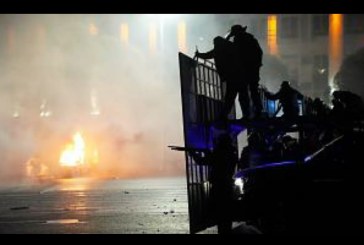 Rusuh Demo Tolak LPG Naik: Polisi Dipenggal, Toko Dijarah, RS Dikepung