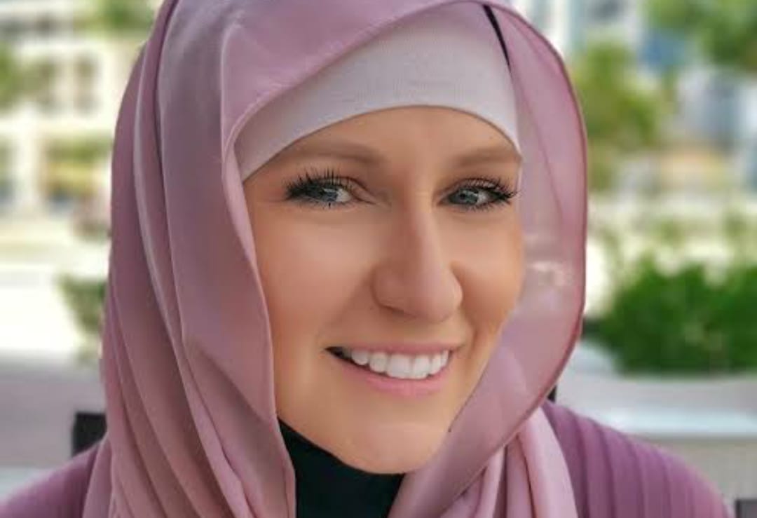 Tinggalkan Hollywood, Wanita Cantik Ini Masuk Islam