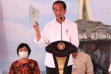 Presiden Jokowi Serahkan Sertifikat Tanah Kepada Masyarakat Kabupaten Dairi