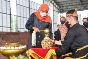 FOTO Gubernur Jatim Lakukan Prosesi Mendhet Tirto lan Siti untuk Dibawa ke IKN