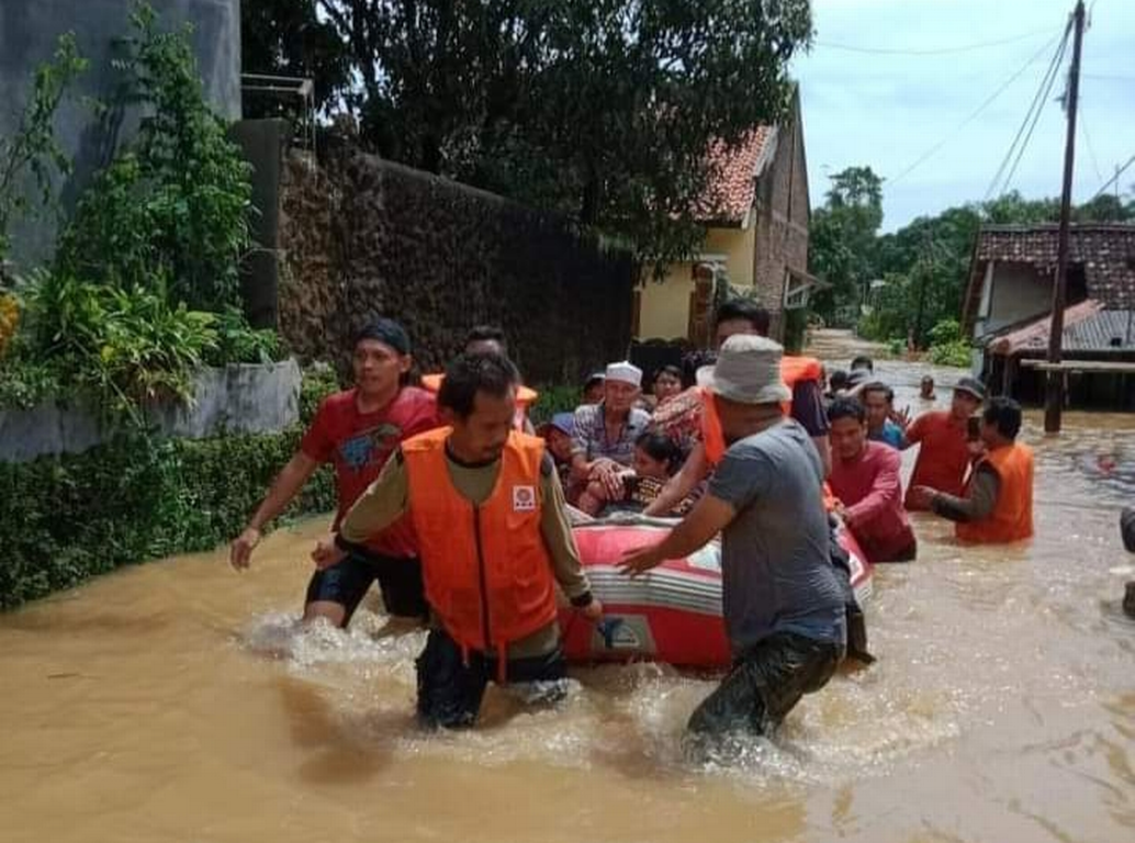 Relawan PKS Bergerak Cepat Evakuasi Korban Banjir di Pandeglang