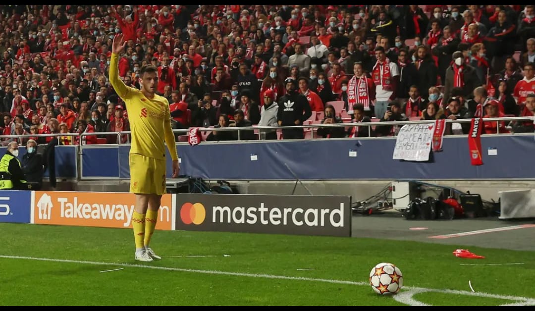 Fans Benfica Brutal, Bek Liverpool Dilempari Korek Api