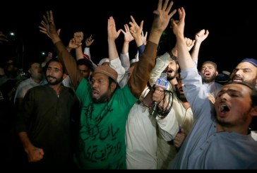 Aksi Demo Rakyat Pakistan Tuntut Perdana Menteri Lengser!