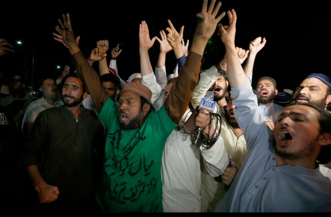 Aksi Demo Rakyat Pakistan Tuntut Perdana Menteri Lengser!
