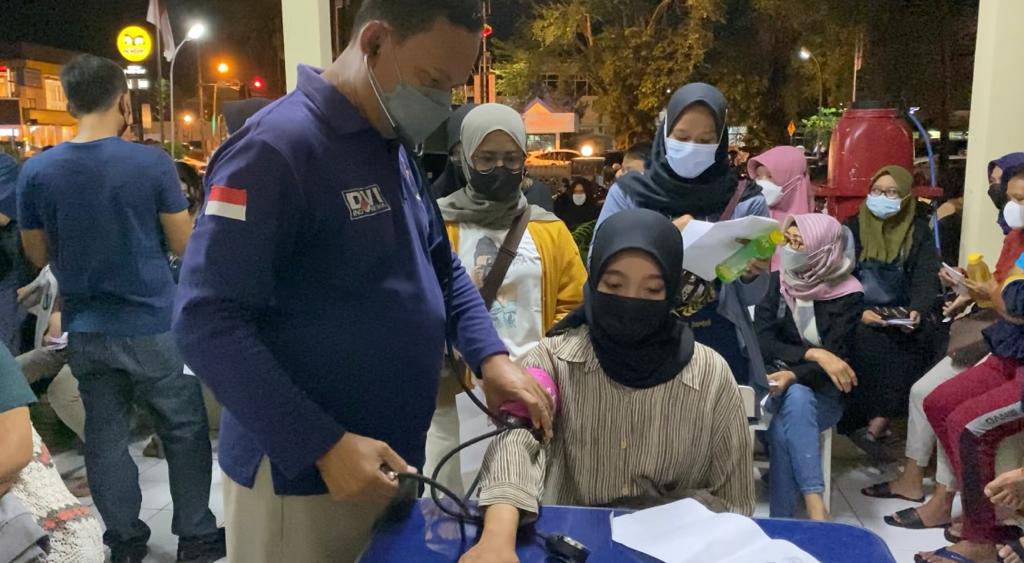 Digelar Malam Hari, Vaksinasi Polri di Bulan Ramadhan Disambut Antusias