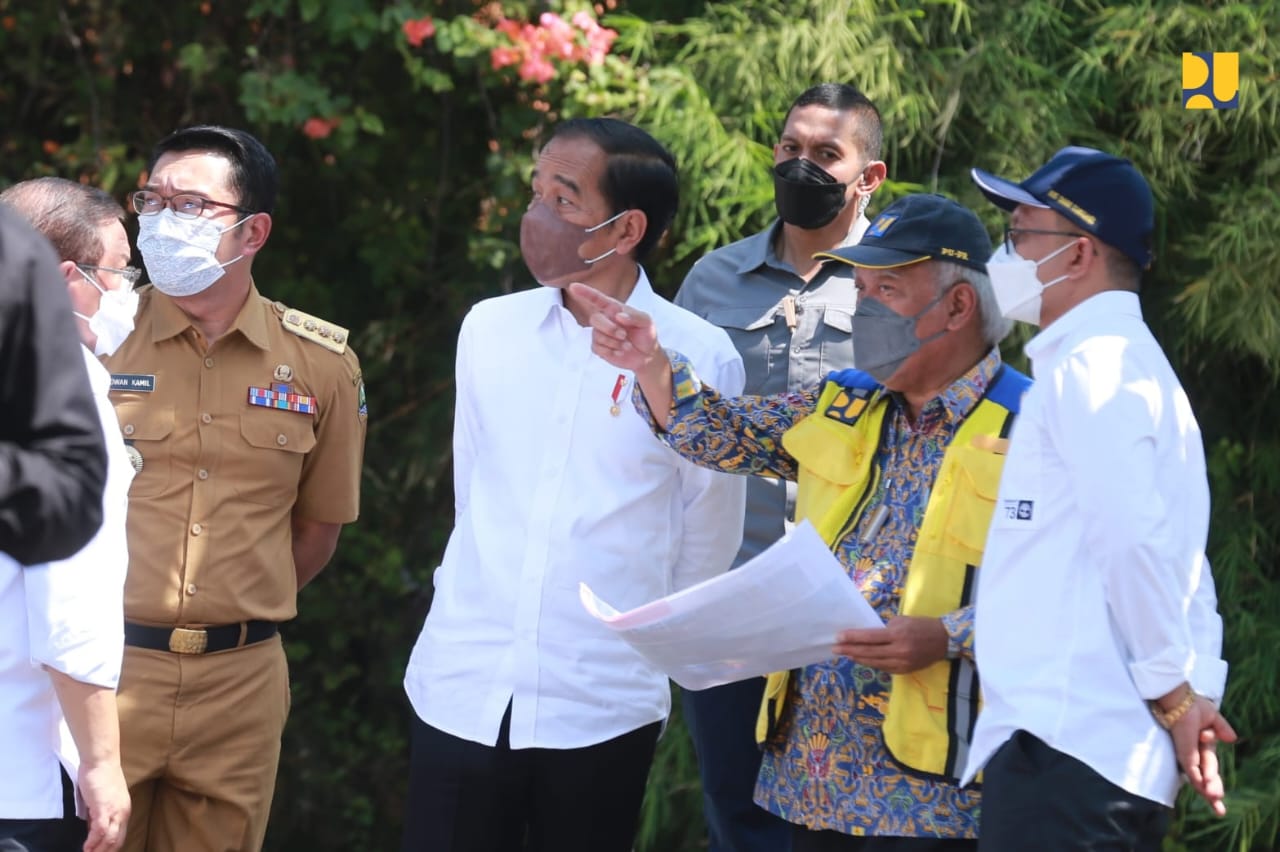 Menteri Basuki Dampingi Presiden Jokowi Tinjau Pelaksanaan Program PKT Bidang Jalan dan Jembatan