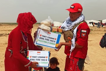 Ramadhan, Eko Sulistio Berbagi Ribuan Paket Lebaran untuk Pengungsi Palestina