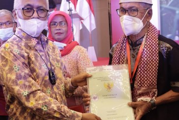 Serahkan Sertifikat Tanah, Anggota Komisi II DPR RI Harapkan Percepatan Pertumbuhan Ekonomi di Sumatra Barat