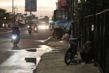 FOTO Pemudik Motor Istirahat di Trotoar Tambun, Bekasi