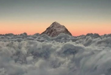 Wow! Puncak Gunung Everest Terus Bertambah Tinggi