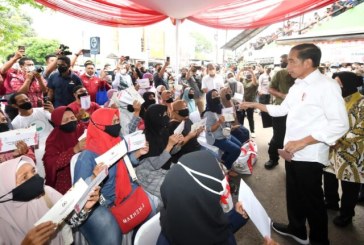 Presiden Jokowi Bagikan Bansos dan Tinjau Harga Minyak Goreng di Pasar Cibinong