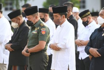 Presiden Jokowi dan Ibu Iriana Salat Idulfitri di Halaman Gedung Agung Istana Kepresidenan Yogyakarta