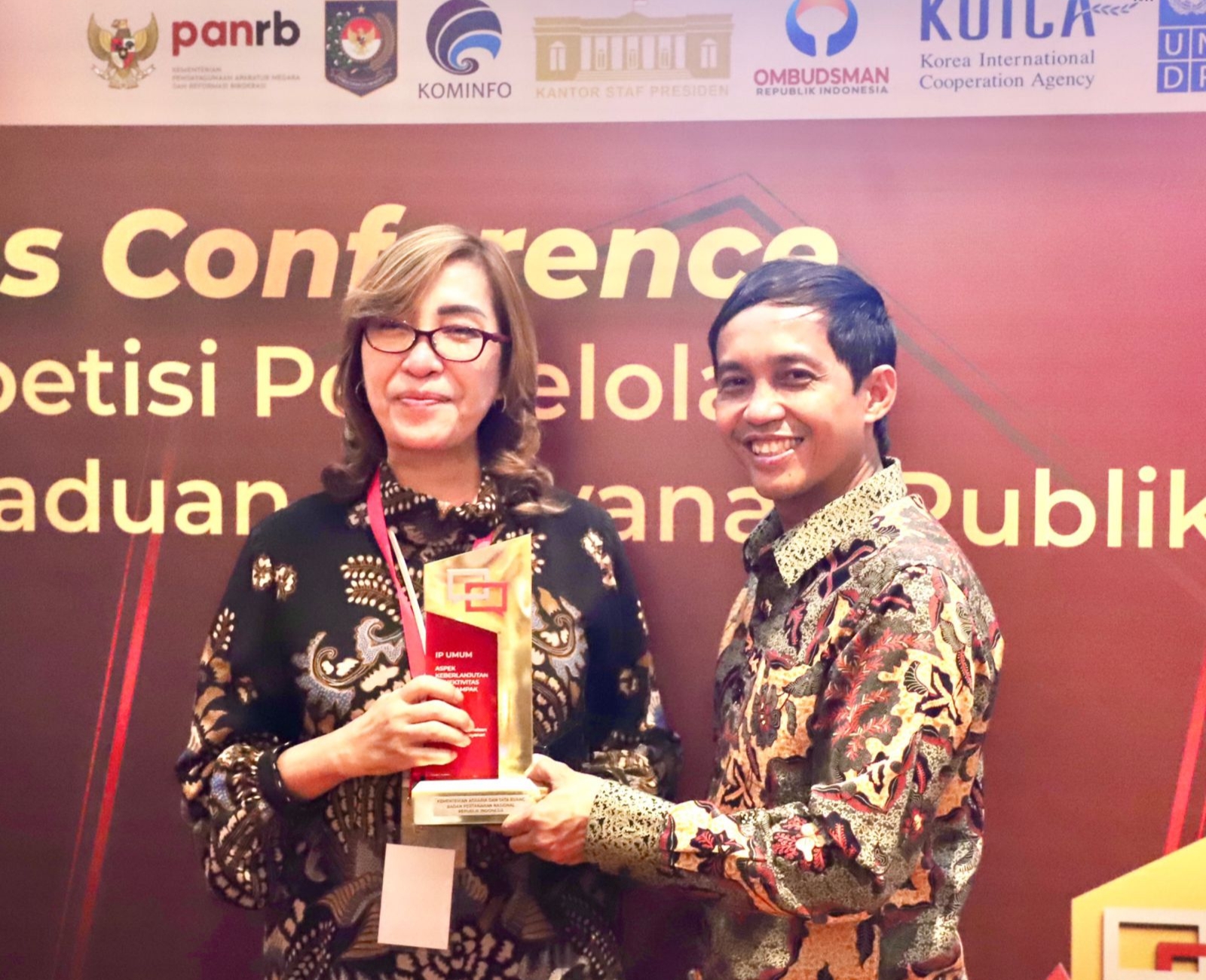 Kementerian ATR/BPN Raih Piala Penghargaan Pengelolaan Pengaduan Pelayanan Publik dari Kementerian PANRB