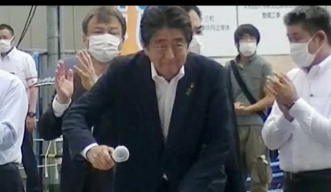 Eks PM Jepang Dibunuh Saat Pidato dalam Kampanye Pemilu