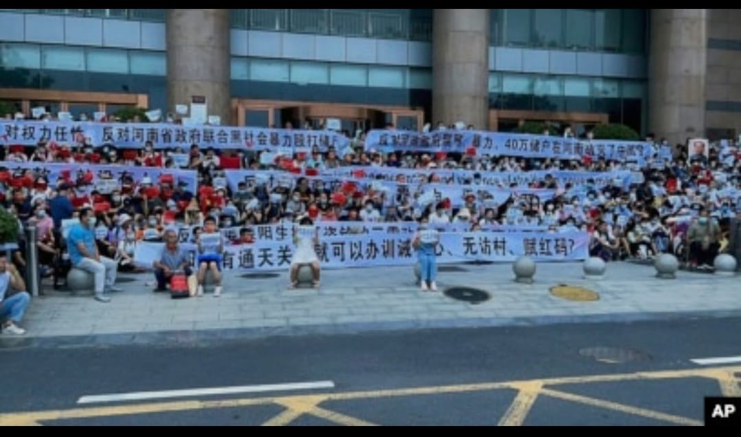 Bentrokan Massa Demo dan Aparat China Saat Protes Deposito Bank