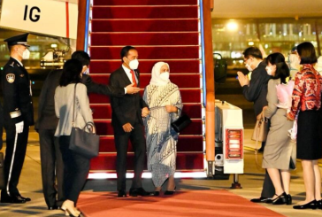 Wakil Menteri Luar Negeri RRT Sambut Kedatangan Presiden Jokowi dan Ibu Iriana