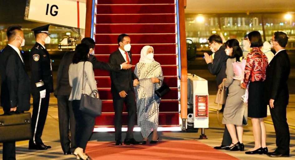 Wakil Menteri Luar Negeri RRT Sambut Kedatangan Presiden Jokowi dan Ibu Iriana