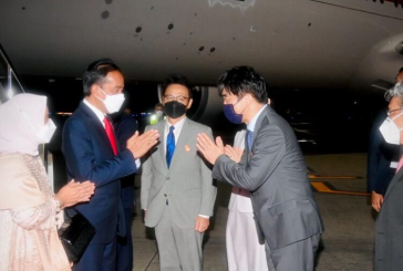 Tempuh Penerbangan Tiga Jam dari Beijing, Presiden Jokowi dan Ibu Iriana Tiba di Tokyo