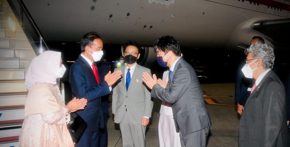 Tempuh Penerbangan Tiga Jam dari Beijing, Presiden Jokowi dan Ibu Iriana Tiba di Tokyo