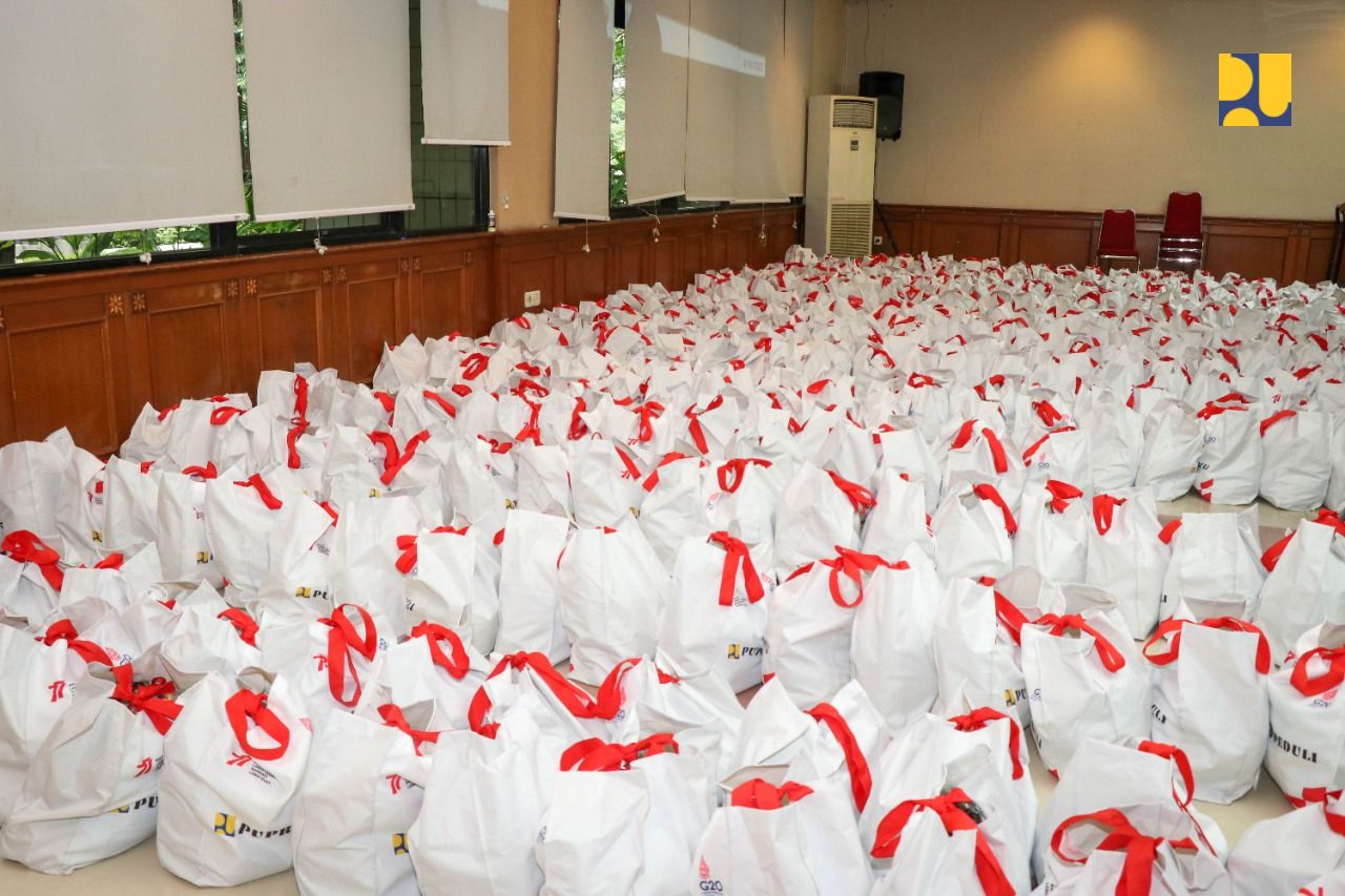 Kementerian PUPR Salurkan Rp 3M untuk Paket Bantuan Sembako ke Berbagai Daerah