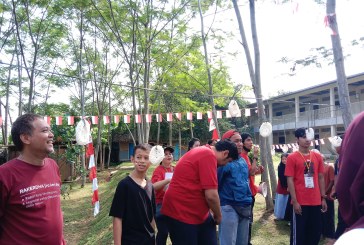 FOTO Karyawan OMG dan Santri Lomba Makan Kerupuk di PTQ Pondok Bambu