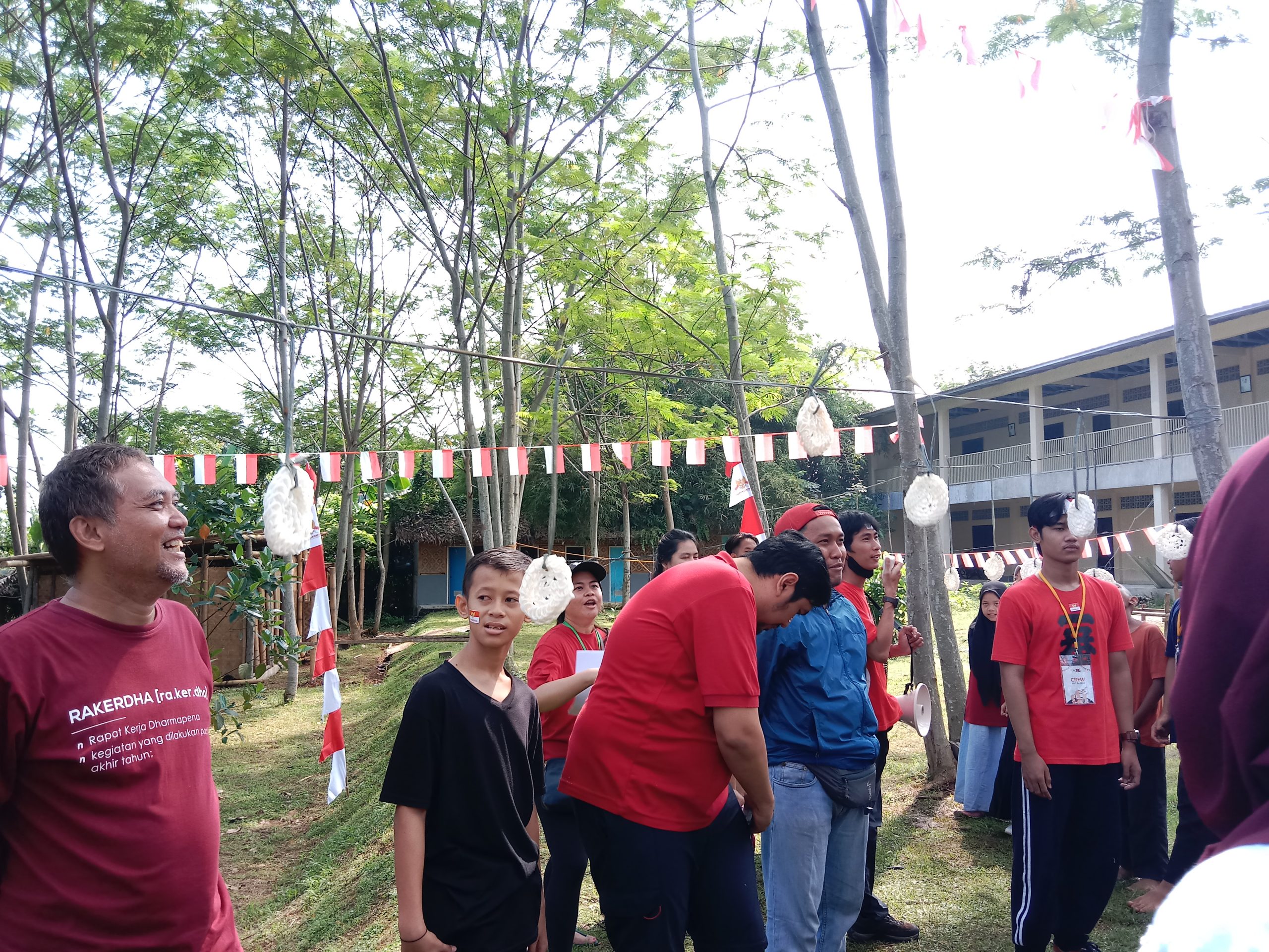 FOTO Karyawan OMG dan Santri Lomba Makan Kerupuk di PTQ Pondok Bambu