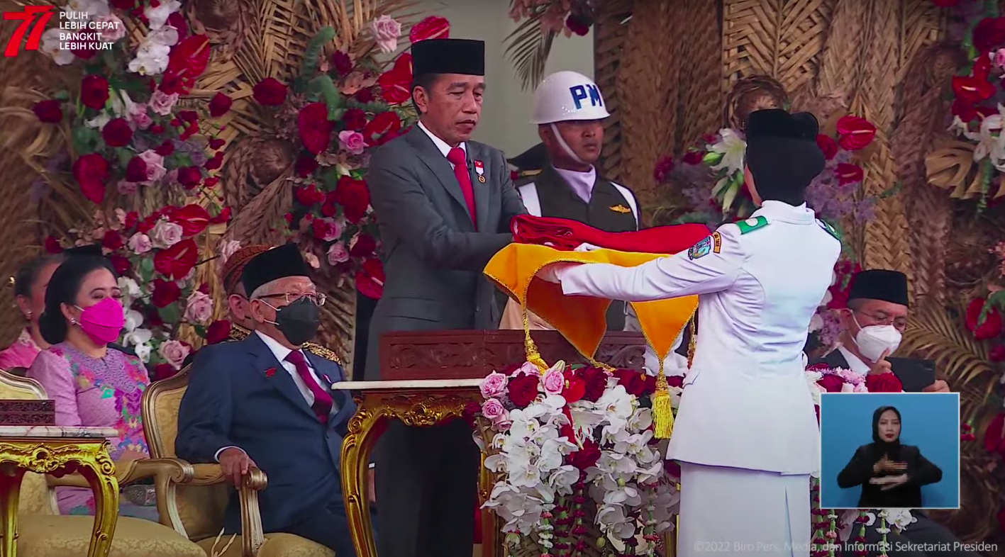 Presiden Jokowi Pimpin Upacara Penurunan Bendera Merah Putih di Istana Merdeka