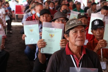 Menteri ATR/BPN Serahkan 762 Sertifikat Tanah di Minahasa Selatan