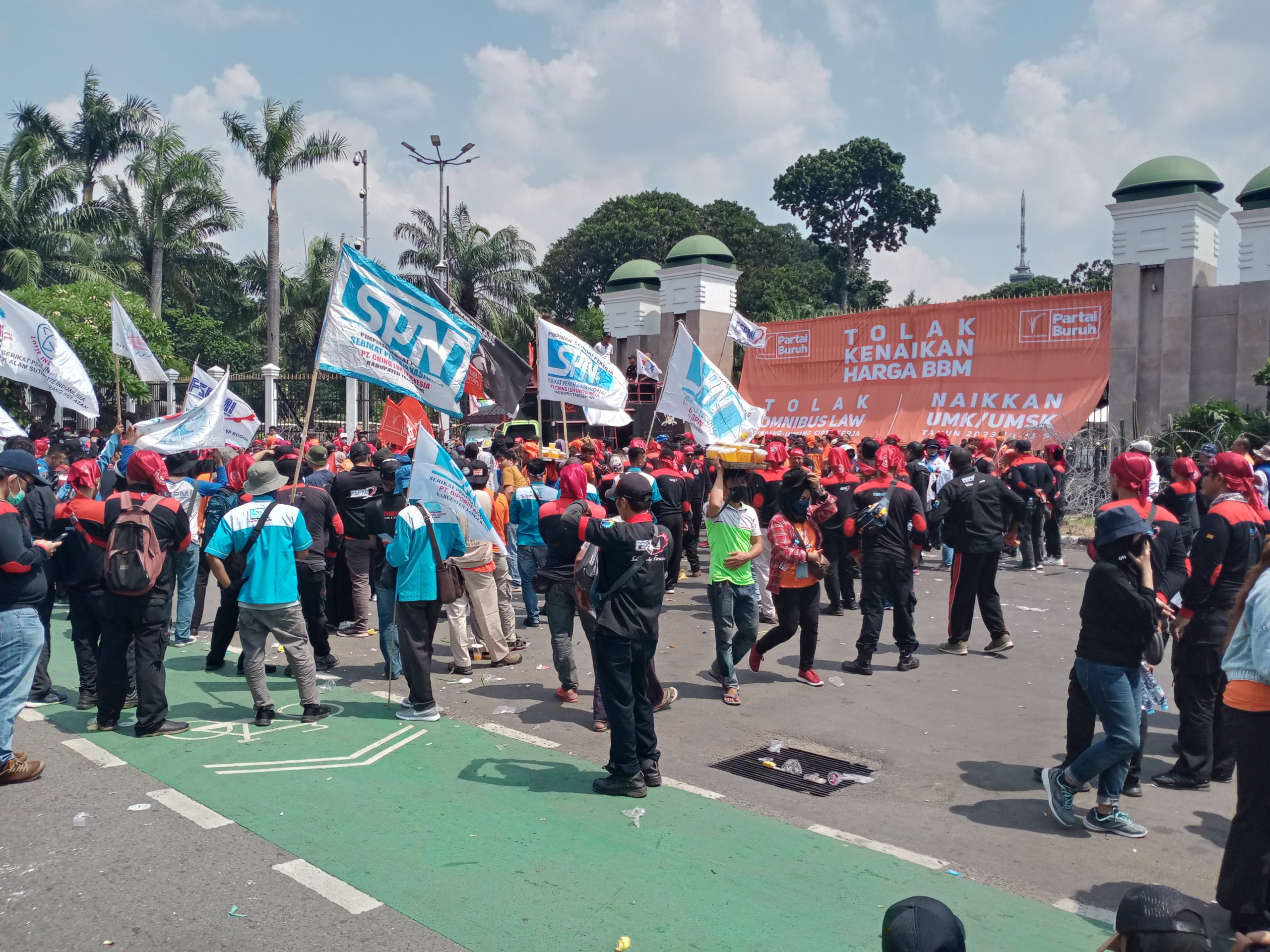Tiga Tuntutan Buruh Lakukan Aksi Demo di Depan Gedung DPR