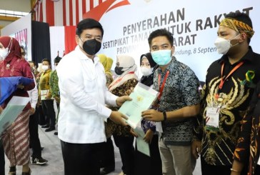 Menteri ATR/Kepala BPN Bagikan 2.500 Sertifikat Tanah kepada Masyarakat Jabar