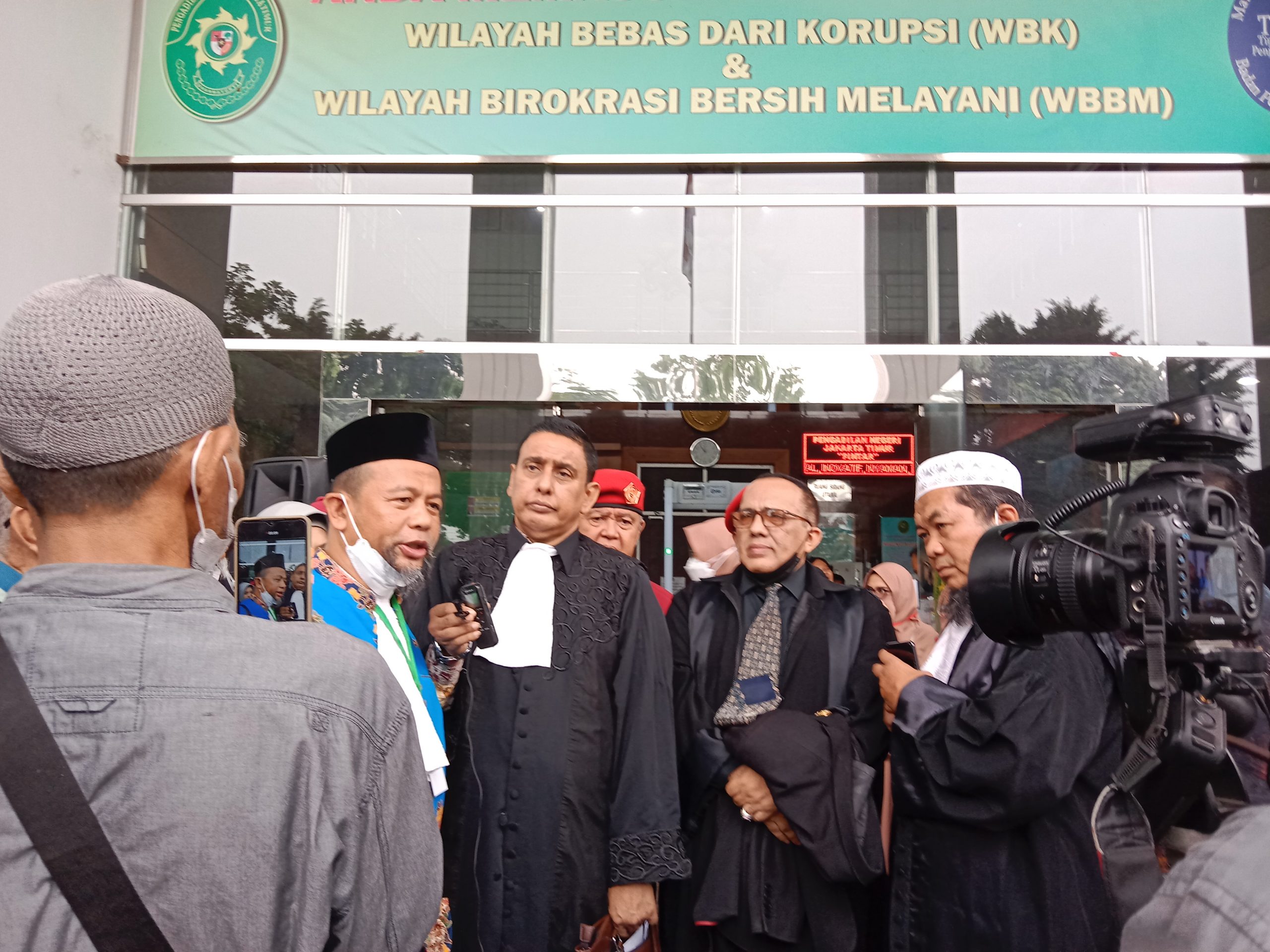 FOTO Suasana di Halaman Pengadilan Negeri Jakarta Timur Usai Sidang Putusan Sela Kasus Dugaan Terorisme