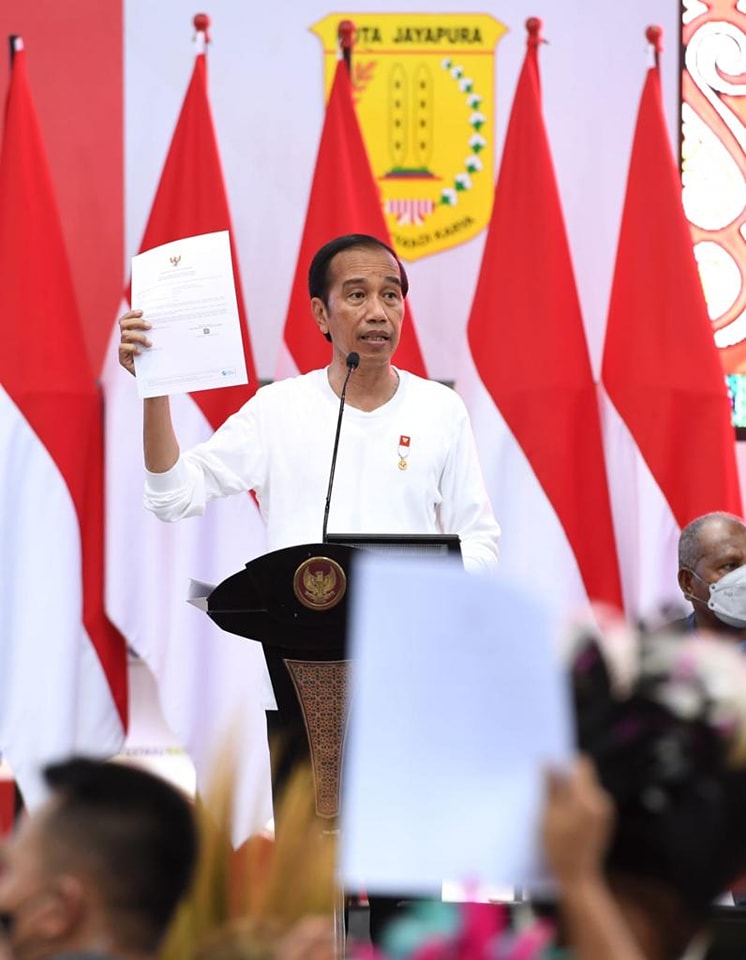 Presiden Jokowi Bagikan NIB kepada Para Pelaku UMKM di Jayapura