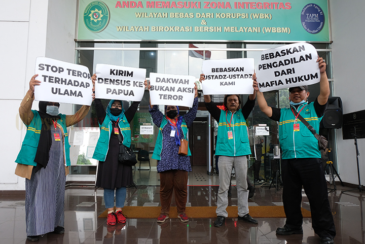 FOTO Para Kader Parmusi Jakarta Utara Tuntut Pembebasan Ustaz di Pengadilan Negeri Jakarta Timur