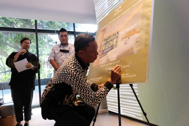 Walikota Jakarta Selatan, Munjirin menandatangani secara simbolis diresmikannya Artotel Casa Kuningan, Jakarta Selatan, Kamis (20/10/2022). (Foto: Edwin B/ Obsessionnews)