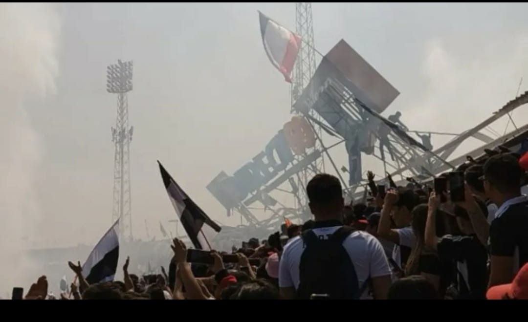 Tribune Stadion di Cile Ambruk, Banyak Fans Terluka
