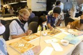 Rayakan Hari Batik, Belajar Melukis Batik Betawi Gunakan Kopi di ASTON Priority Simatupang