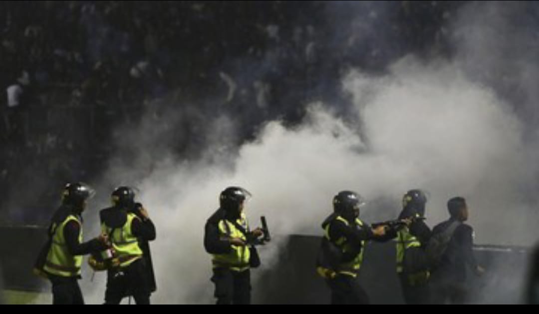 Media Asing Soroti Tragedi Kanjuruhan, Gas Air Mata Polisi Tewaskan Ratusan Penonton