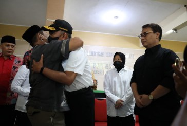 Menteri Muhadjir dan Mensos Risma Berikan Santunan kepada Korban Tragedi Stadion Kanjuruhan