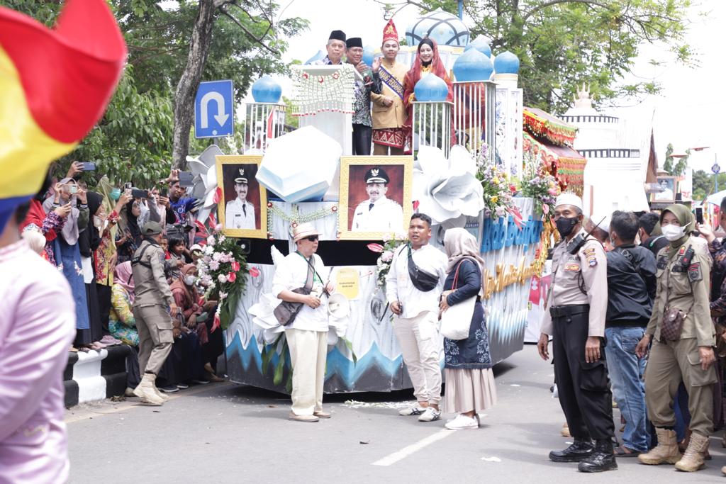 Ribuan Masyarakat Saksikan Parade Kebudayaan Pawai Ta’aruf MTQ Nasional XXIX di Martapura