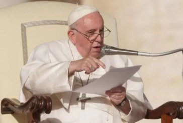 Paus Serukan Hapus Pornografi dari Ponsel