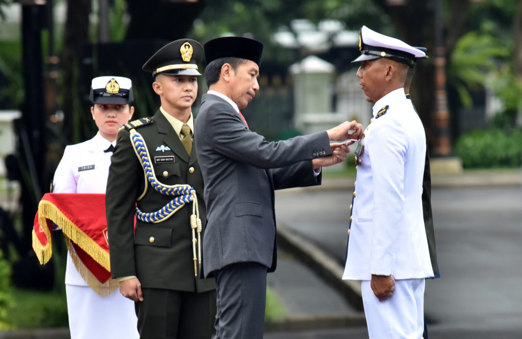 HUT ke-77 TNI, Presiden Jokowi Anugerahkan Tanda Kehormatan kepada Tiga Prajurit TNI