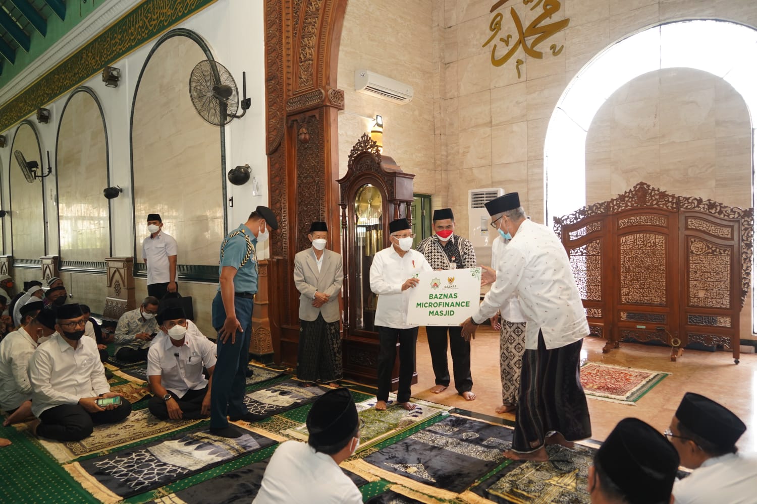 Wapres Serahkan Bantuan BAZNAS Microfinance Masjid Agung Jawa Tengah