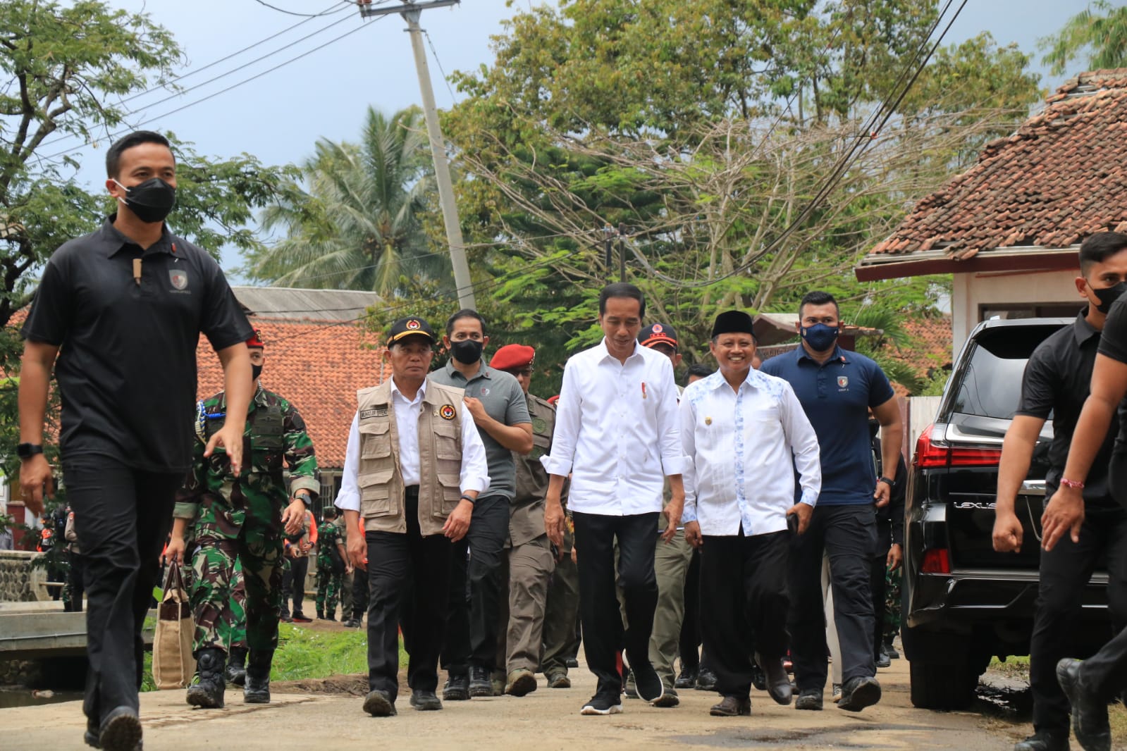 Muhadjir Effendy Dampingi Jokowi Pastikan Evakuasi dan Bantuan Logistik untuk Korban Gempa Cianjur Berjalan Lancar