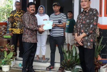 Menteri Hadi Antar Langsung Sertifikat Tanah ke Rumah Warga Kabupaten Gowa