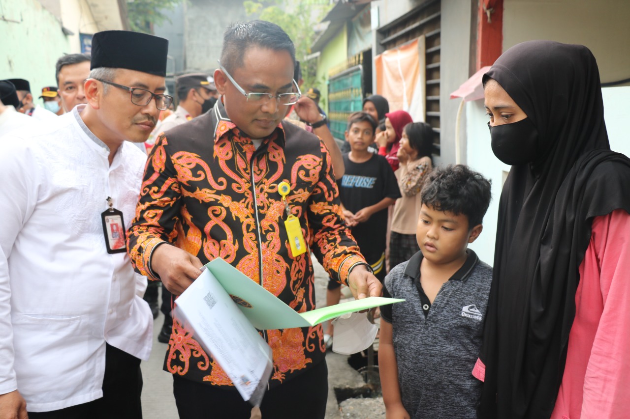 BPN Jakbar Antar Sertifikat PTSL Door to Door ke Rumah Warga Duri Kosambi